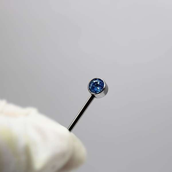 Barbell Titanio para Pezón diseño 2 pastillas de zirconias azules