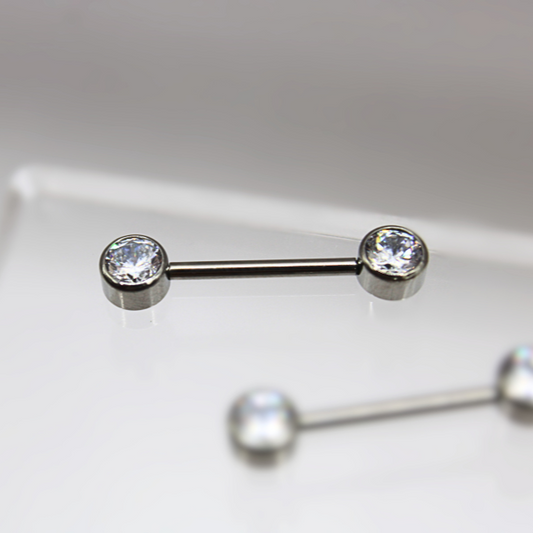 Barbell Titanio para Pezón  diseño 2 pastillas de zirconias blancas