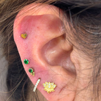 Labret biselado 3 mini esferas zirconia verde - Titanio