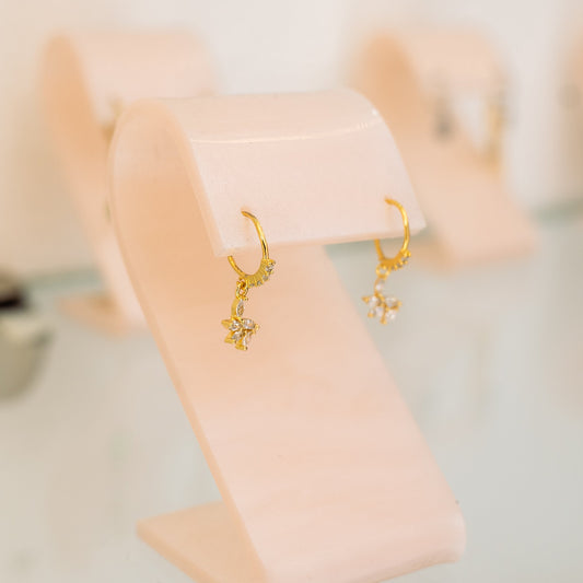 Huggies con colgante 3 Hojitas - Acero Quirúrgico