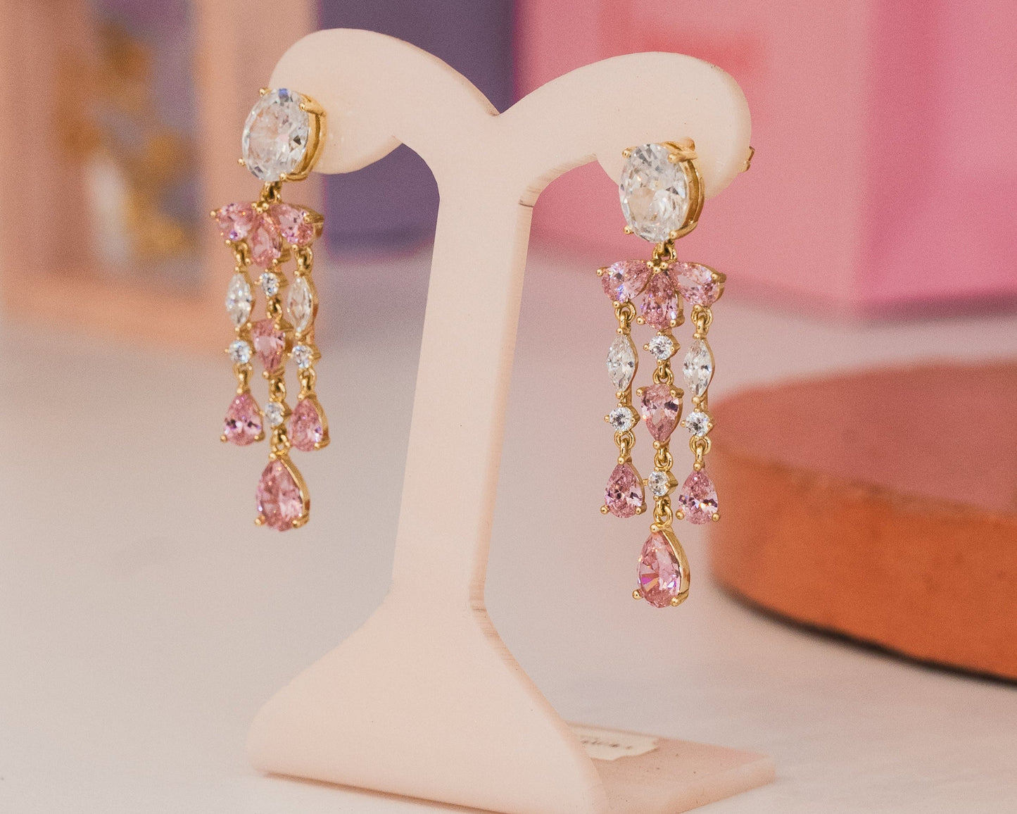 Aretes largos con zirconias colgantes