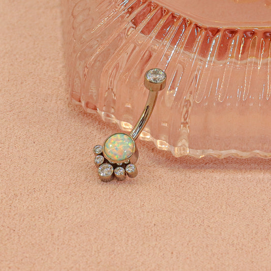 Barbell Curvo Titanio para Ombligo diseño Opalo blanco con 5 mini pastillas
