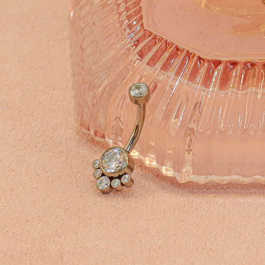 Barbell Curvo Titanio para Ombligo diseño Zirconia blanca con 5 mini pastillas