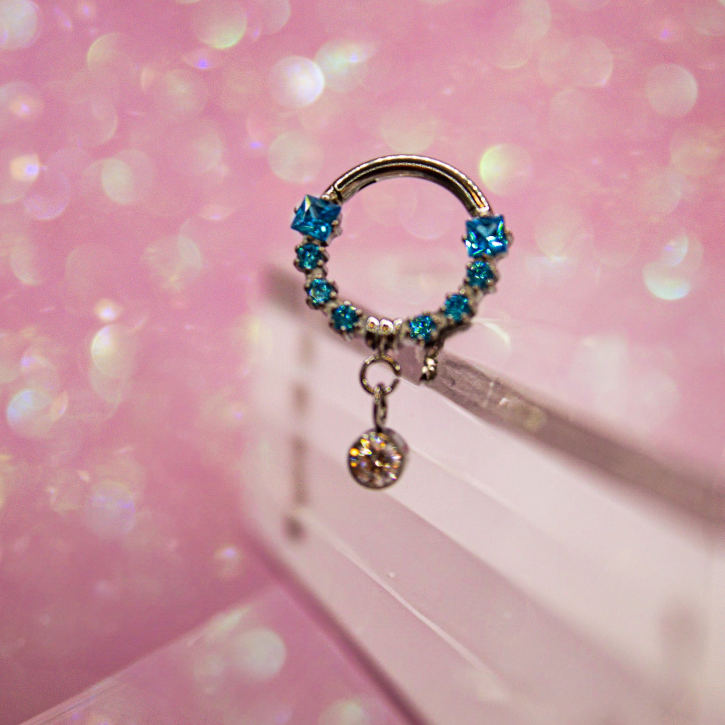 Aro clicker con zirconias azules y colgante -Titanio