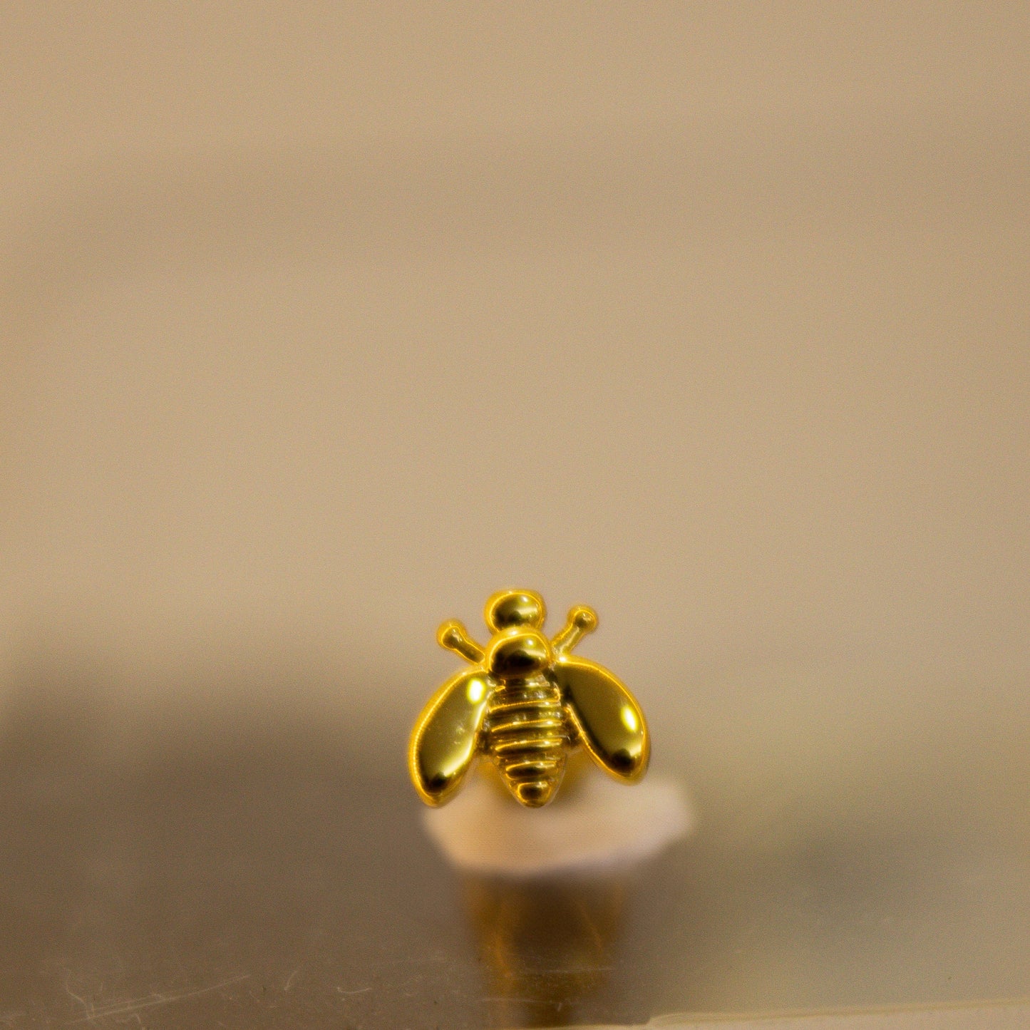 Piercing Abeja mini dorado - Acero Quirúrgico
