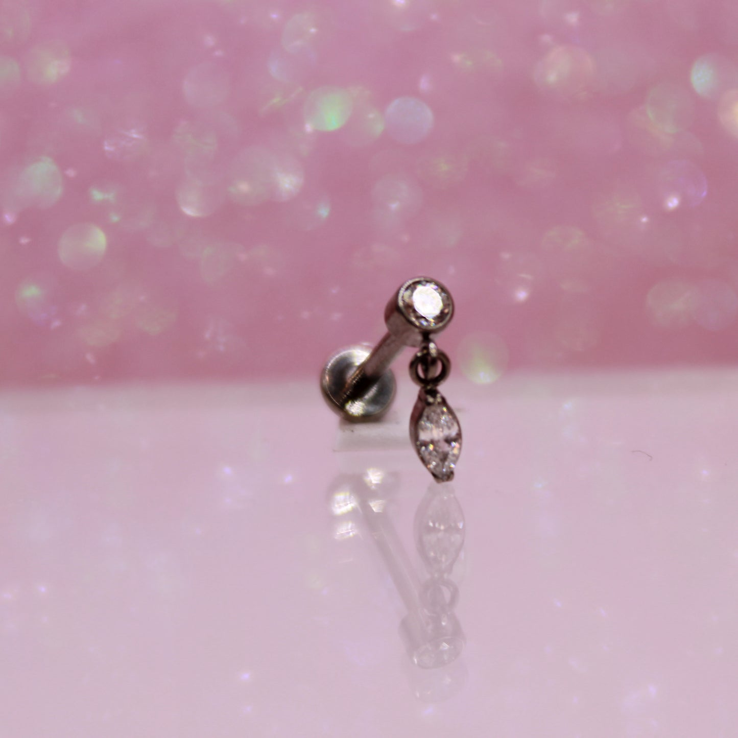 Labret Zirconia biselada con colgante - Titanio