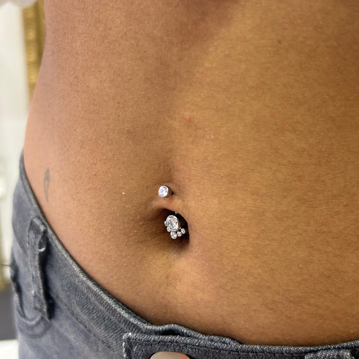 Barbell Curvo Titanio para Ombligo diseño Zirconia blanca con 5 mini pastillas