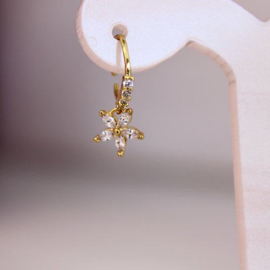 Huggies con colgante Flor - Acero quirúrgico