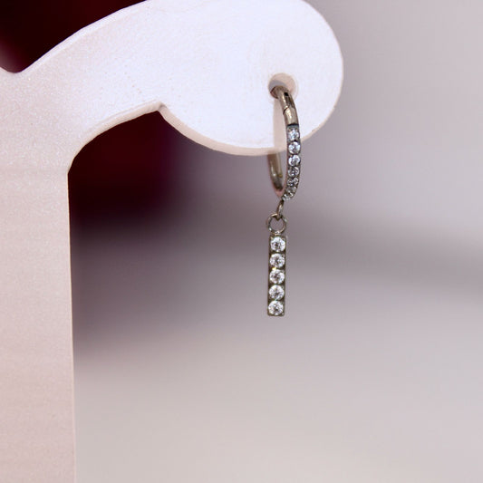 Aro clicker con colgante de zirconias para helix, lóbulo, nostril - Titanio