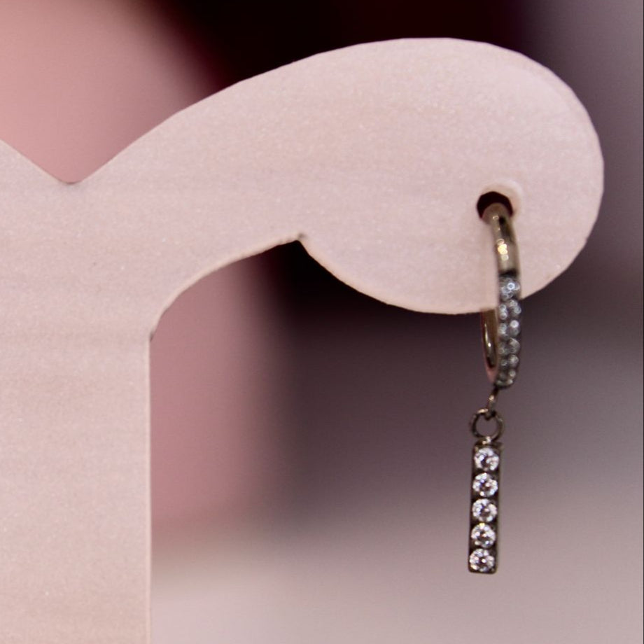 Aro clicker con colgante de zirconias - Titanio