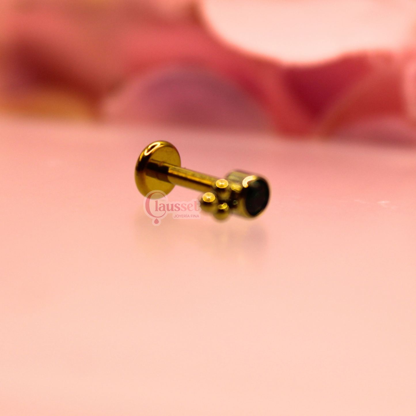 Labret biselado 3 mini esferas zirconia verde - Titanio