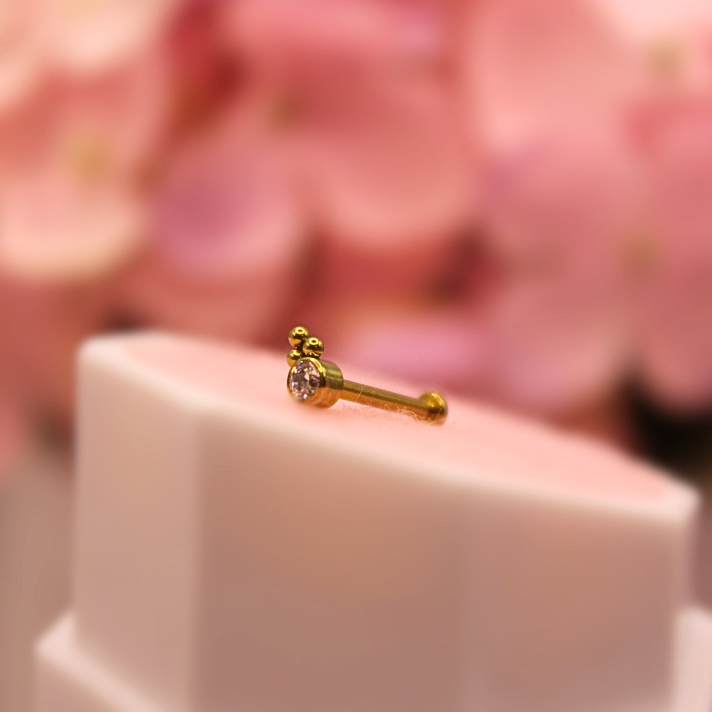 Labret Zirconia blanca con 3 mini esferas Titanio- Dorado
