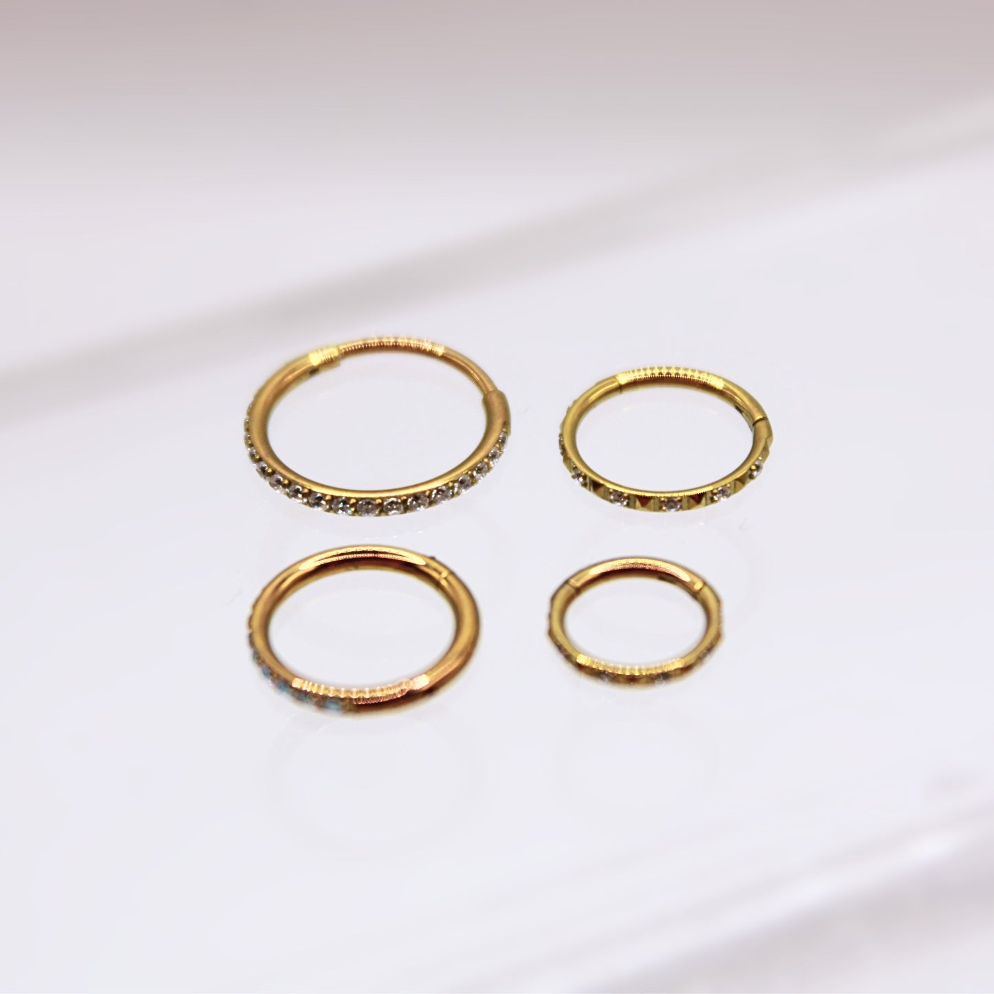 Aro Clicker con Zirconias de lado Titanio