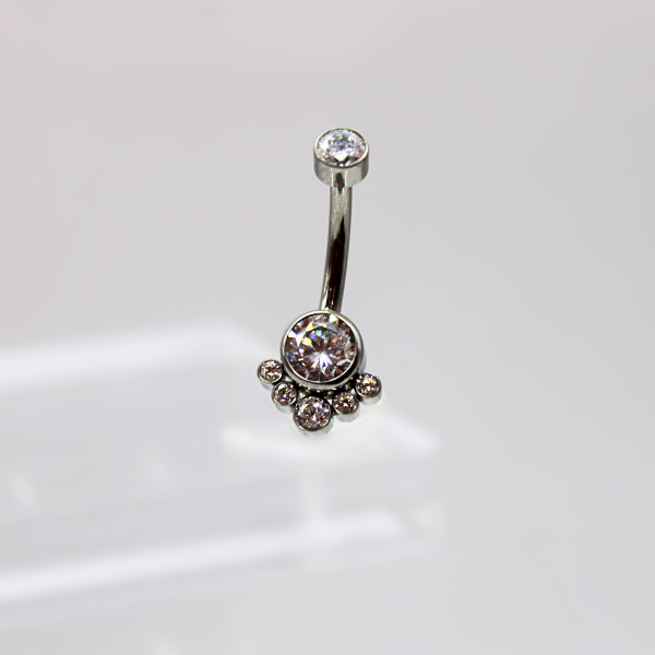 Barbell Curvo Titanio para Ombligo diseño Zirconia blanca con 5 mini pastillas
