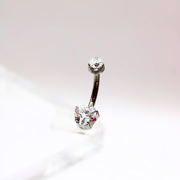 Barbell Curvo Titanio para Ombligo diseño zirconia de corazón