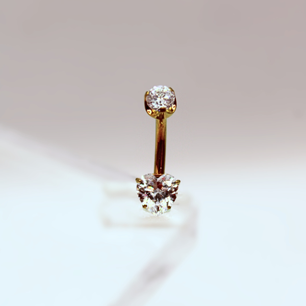 Barbell Curvo Titanio para Ombligo diseño zirconia de corazón