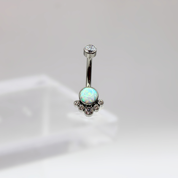 Barbell Curvo Titanio para Ombligo diseño Opalo blanco con 5 mini pastillas