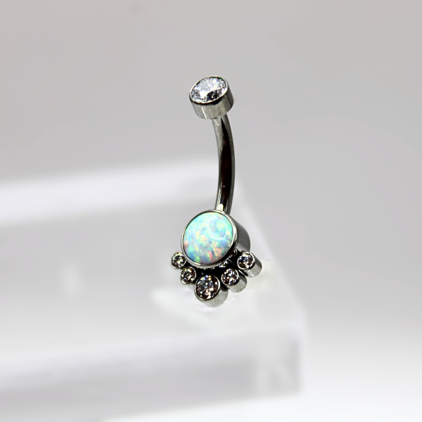 Barbell Curvo Titanio para Ombligo diseño Opalo blanco con 5 mini pastillas