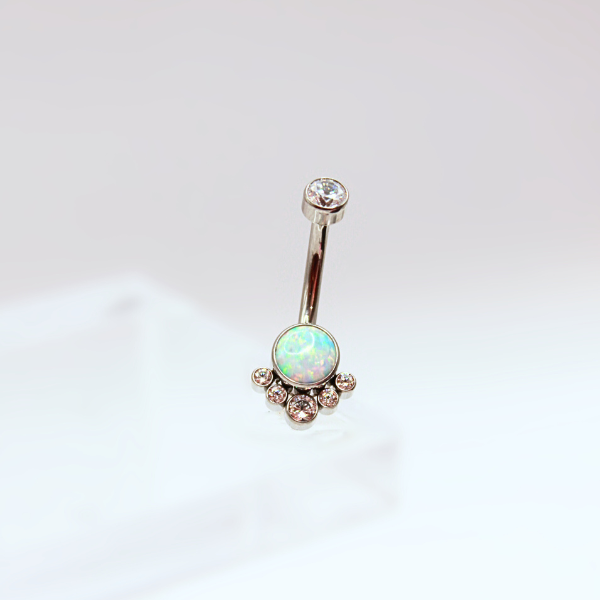 Barbell Curvo Titanio para Ombligo diseño Opalo blanco con 5 mini pastillas