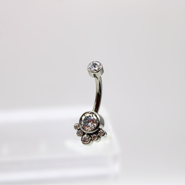 Barbell Curvo Titanio para Ombligo diseño Zirconia blanca con 5 mini pastillas