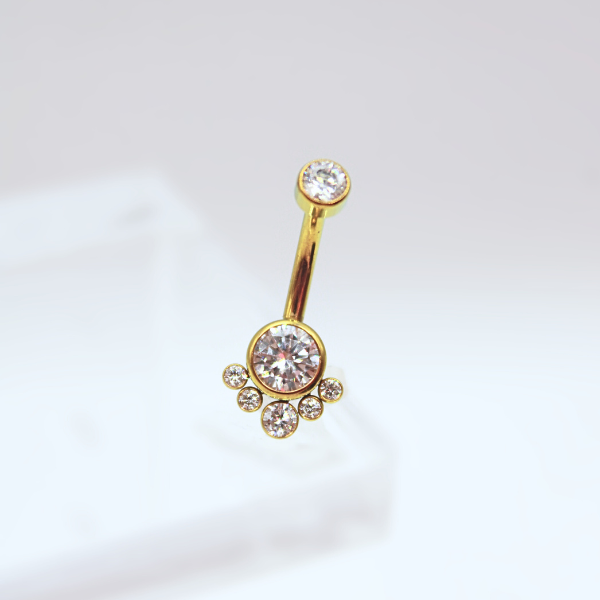 Barbell Curvo Titanio para Ombligo diseño Zirconia blanca con 5 mini pastillas