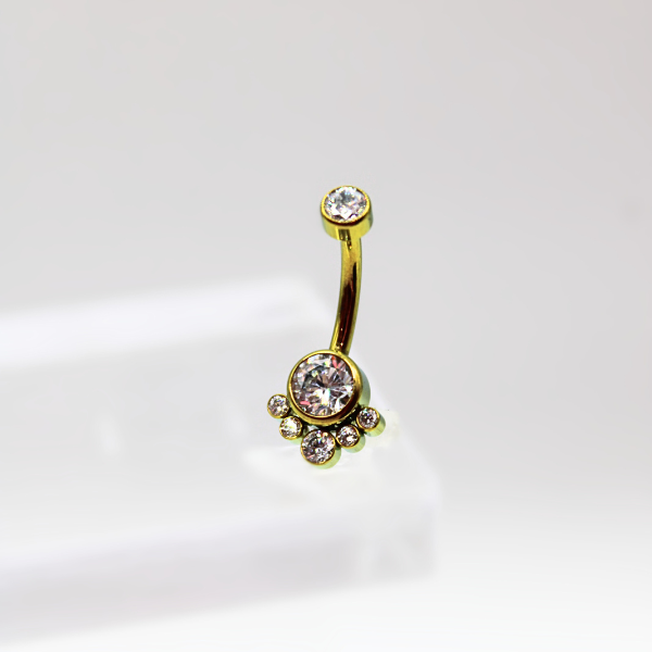 Barbell Curvo Titanio para Ombligo diseño Zirconia blanca con 5 mini pastillas