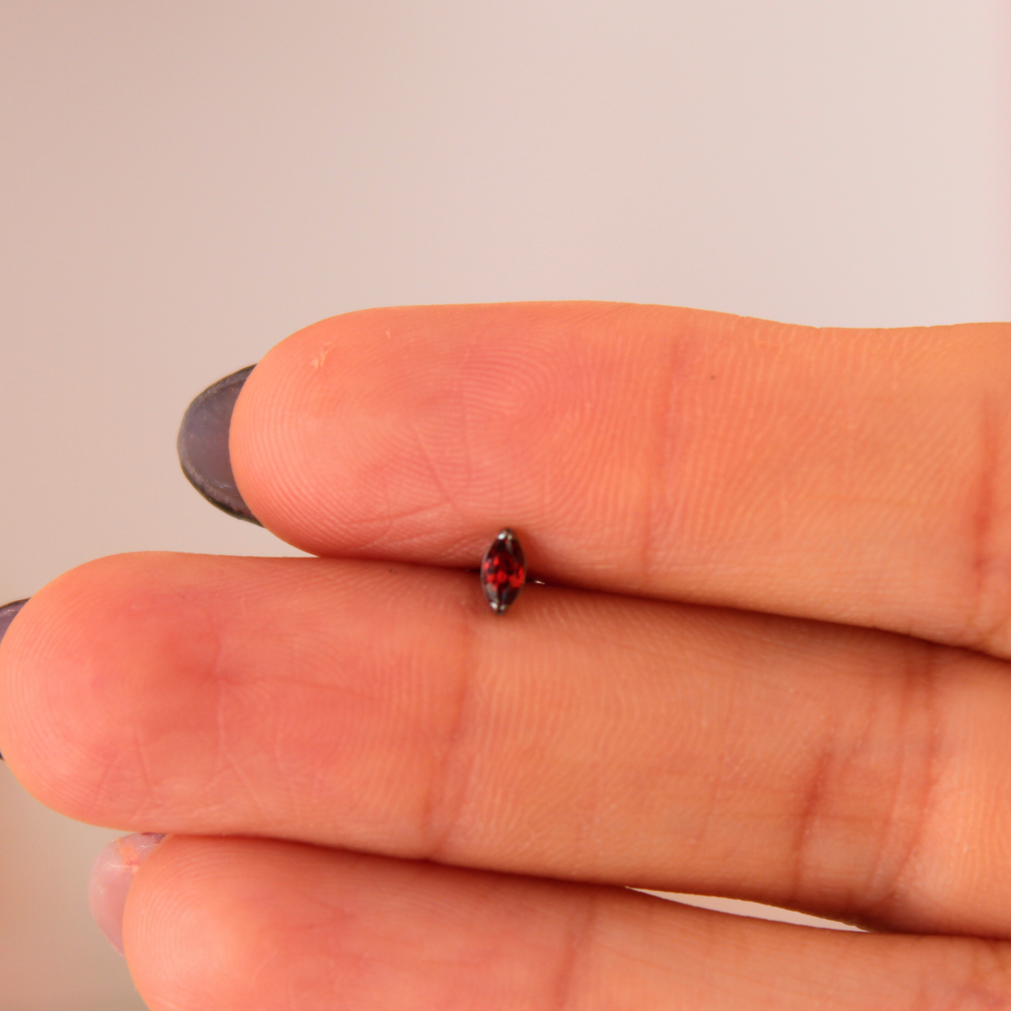 Piercing Rombi rojo- Titanio (Labret)