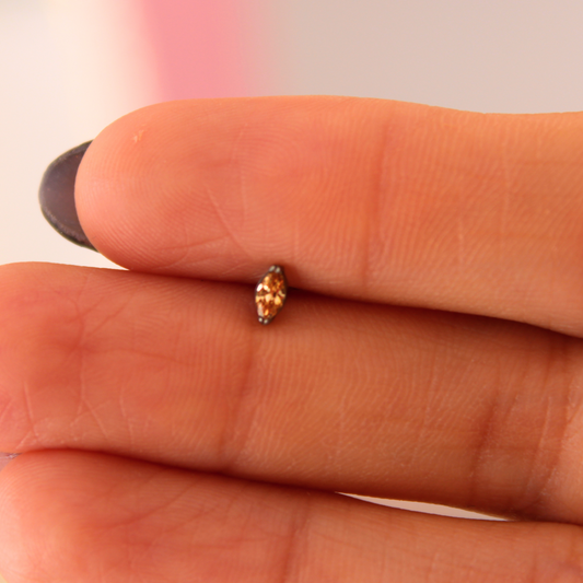 Piercing Labret Rombi Naranja -  Titanio Grado Implante/ para Helix, lobulo, Coch, Flat, Labio/ 100% hipoalergenico, sin riesgo de alergía, garantia de por vida, ayuda a cicatrizar más rápido.