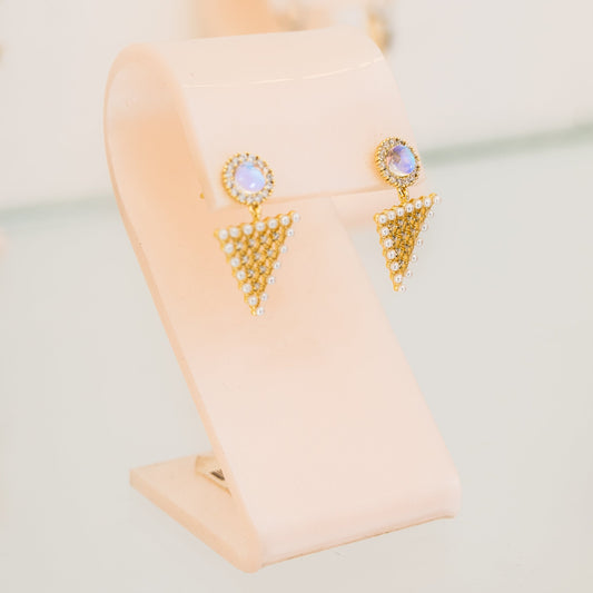 Aretes triangulo con perlas - Oro laminado premium 14k
