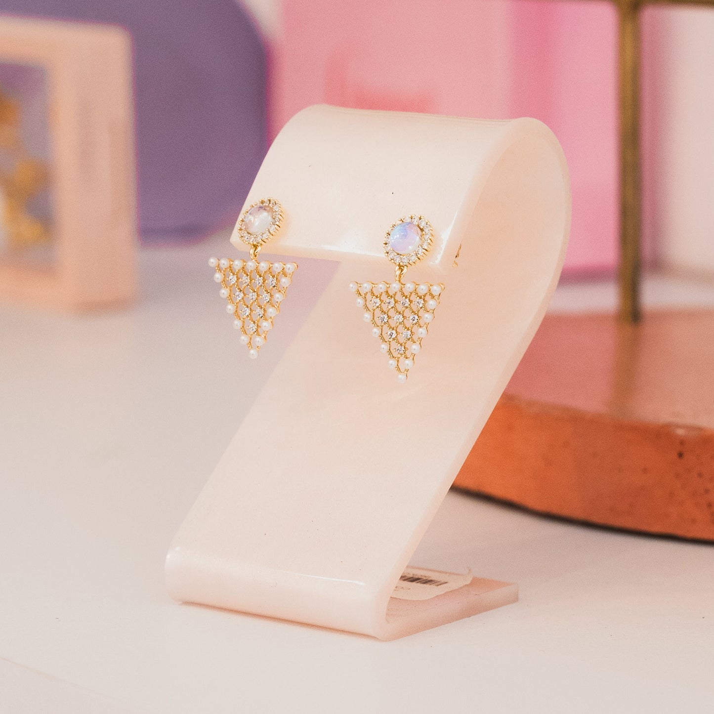 Aretes triangulo con perlas - Oro laminado premium 14k