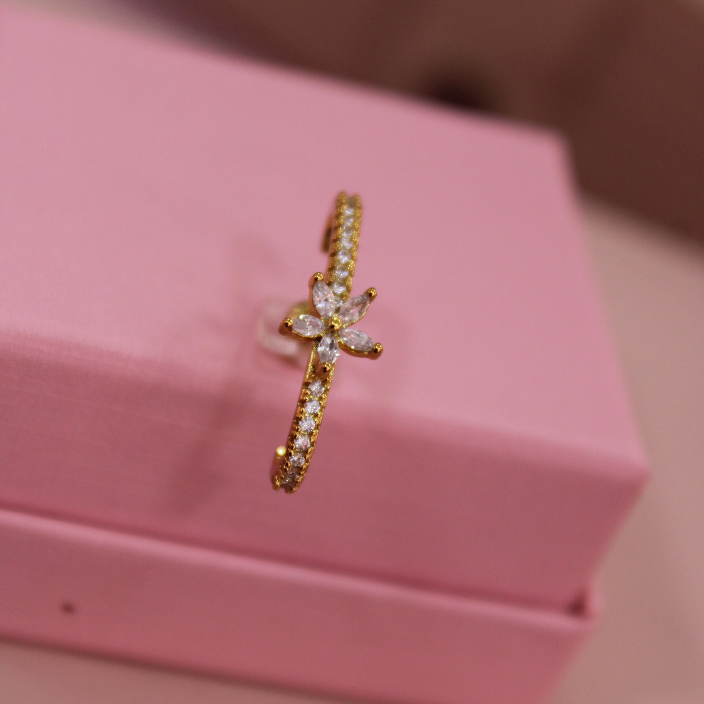 Piercing para Oreja diseño de simulador con flor de zirconias - Acero quirurgico