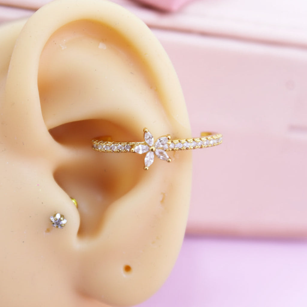 Piercing para Oreja diseño de simulador con flor de zirconias - Acero quirurgico