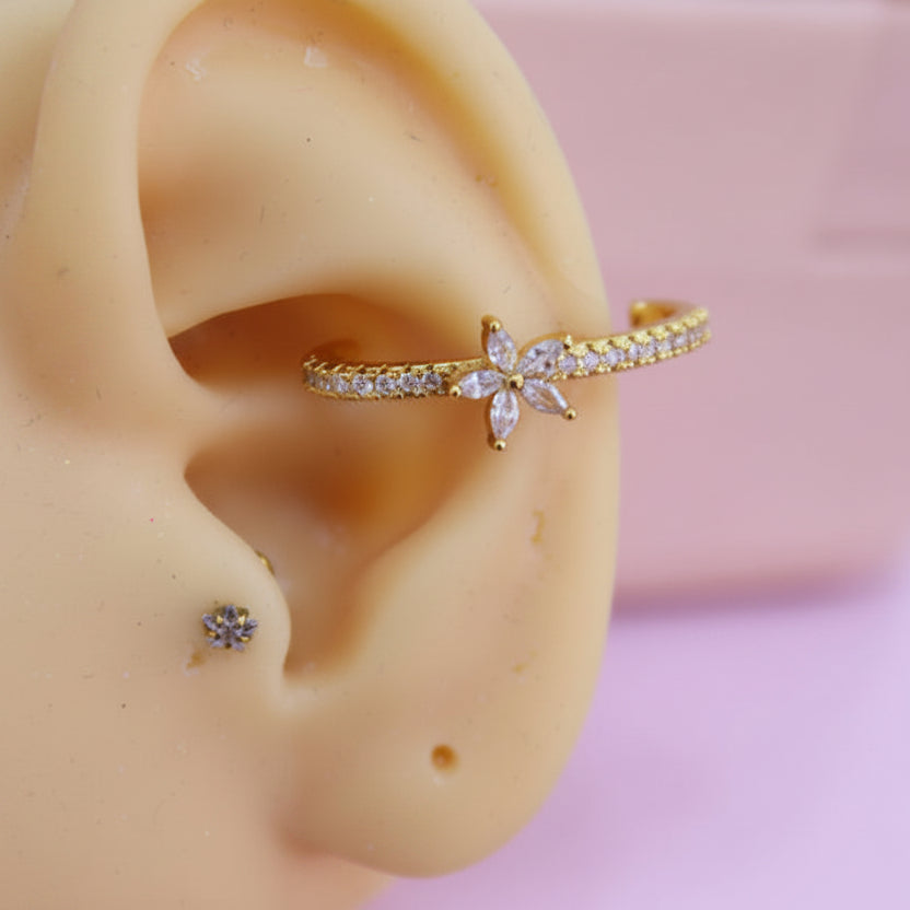 Piercing para Oreja diseño de simulador con flor de zirconias - Acero quirurgico