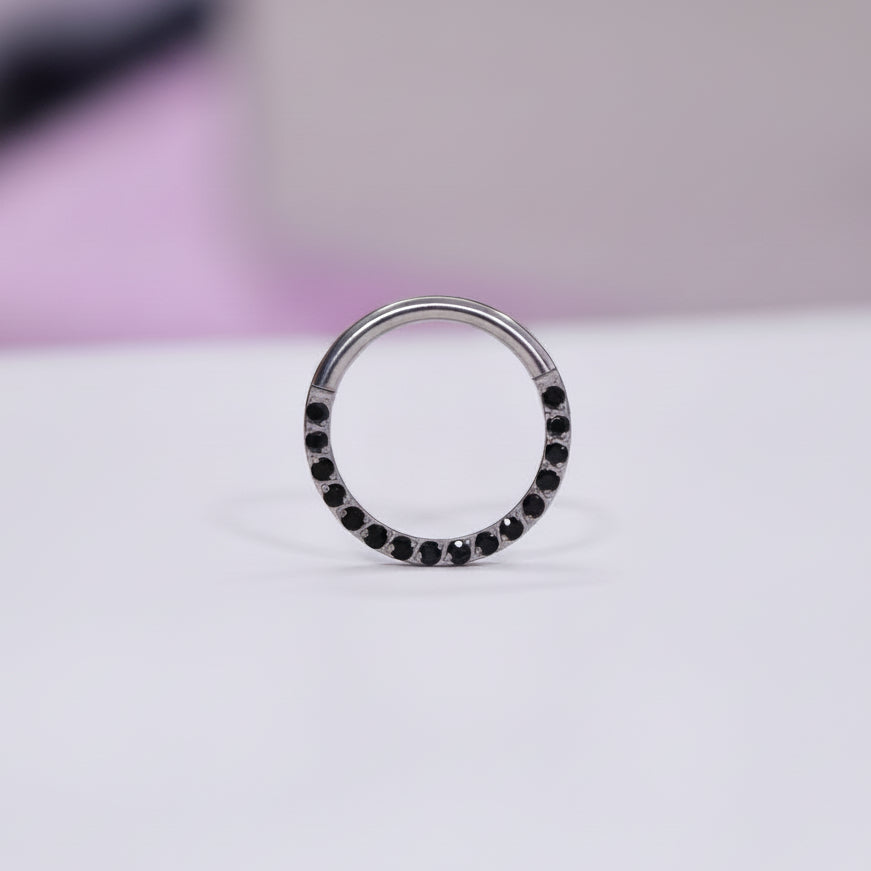 Piercing Aro zirconias negras de frente - Titanio