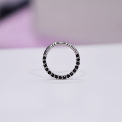 Piercing Aro zirconias negras de frente - Titanio
