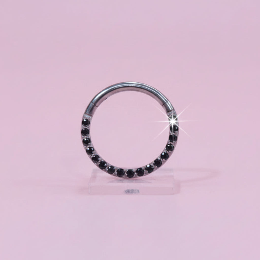 Piercing Aro zirconias negras de frente - Titanio