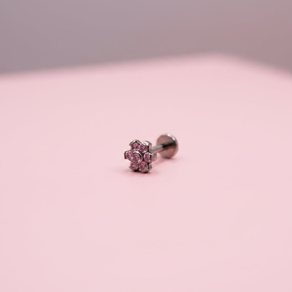 Piercing Flor 6 petalos rosas- Titanio (Labret)