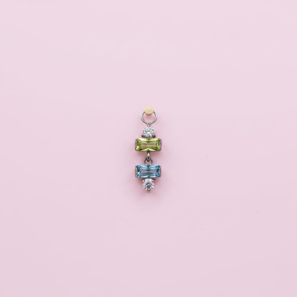 Charm Cristales verde y aqua - Titanio