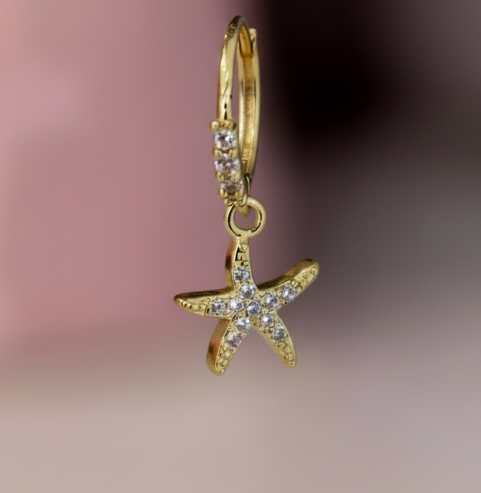 Huggie con colgante Estrella de Mar - Chapado de oro 18k
