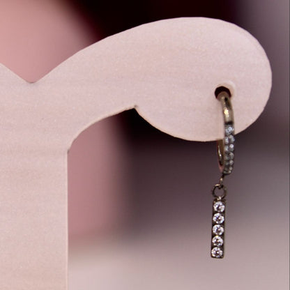 Aro clicker con colgante de zirconias - Titanio