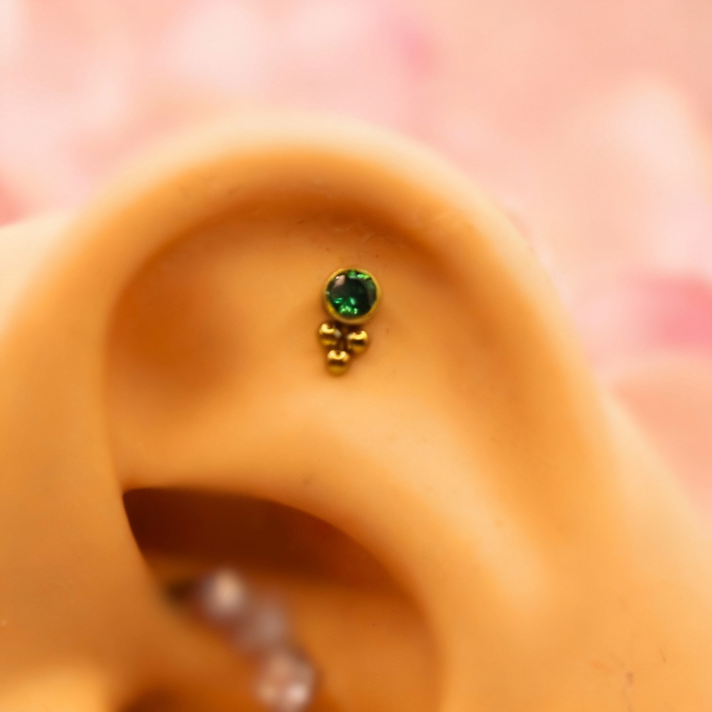 Labret biselado 3 mini esferas zirconia verde - Titanio