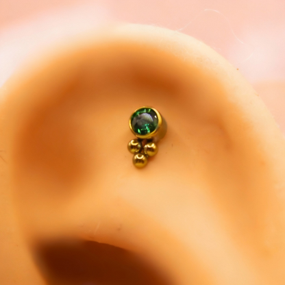 Labret biselado 3 mini esferas zirconia verde - Titanio