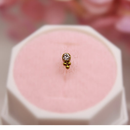 Labret Zirconia blanca con 3 mini esferas Titanio- Dorado