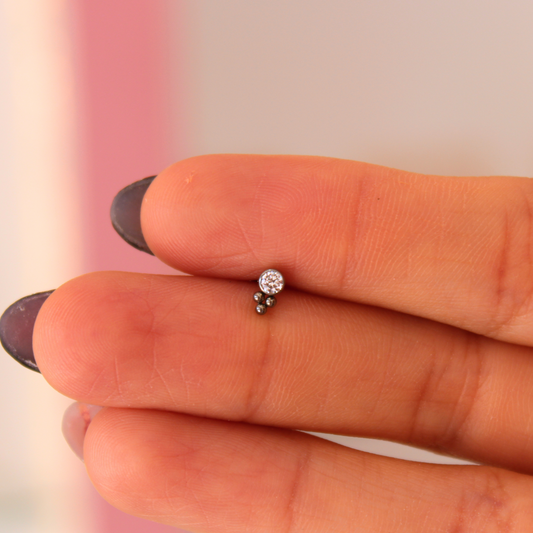 Labret Biselado 3 mini Esferas Zirconia Blanca - Titanio