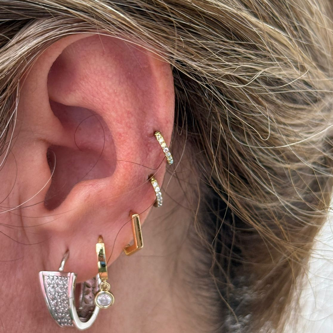 Aro Clicker 6mm con Zirconias de lado Titanio