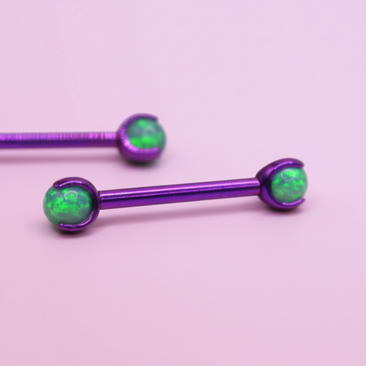 Barbell Titanio para Pezón Morado con Piedra Verde